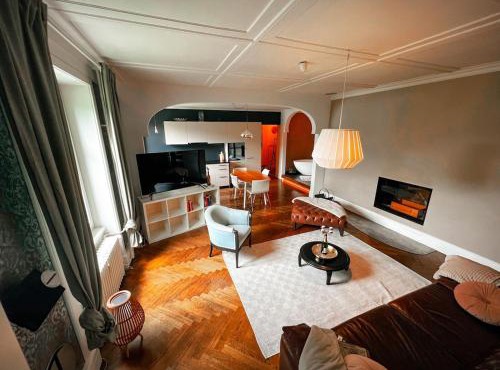 Cozy Apartment with Stunning Lakeview
