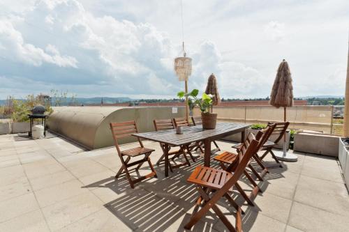 Design Penthouse Rooftop Loft, 190sq, 5 Beds, 2 Panorama Terrace, 1min to Main Station- 5min to City