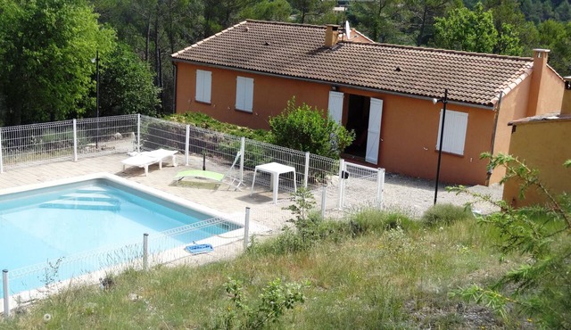 Detached villa with shared pool and summer kitchen. in Entrecasteaux