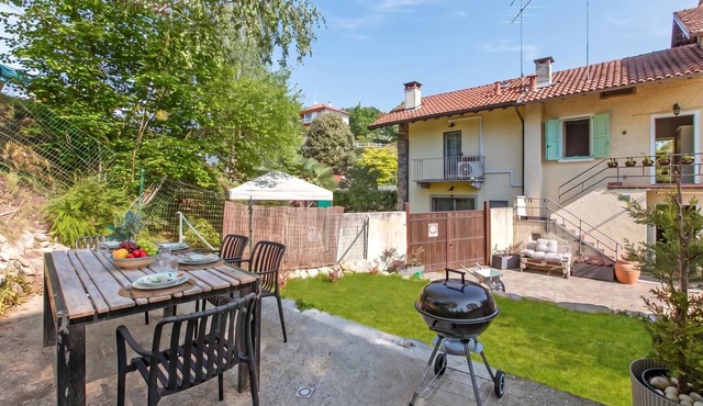 Dimora Della Rocca Private Garden, WIFI, BBQ & Parking, Angera, Italy
