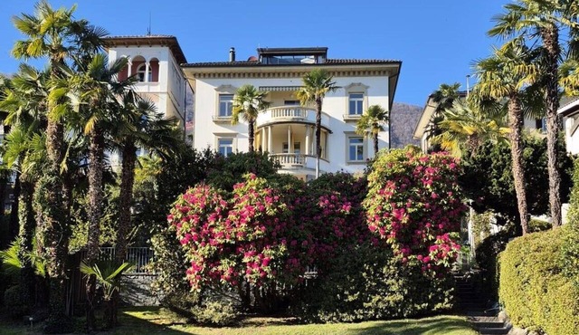 Elegant villa near the lake with extensive grounds and a wonderful view