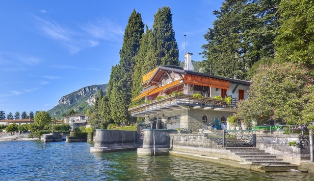 EXCLUSIVE DETACHED VILLA DIRECTLY ON THE LAKE WITH PRIVATE GARDEN. in Lierna