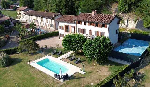 Exclusive Villa with Swimming Pool and Tennis Area in Frinco