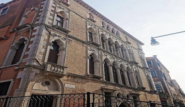 Experience Authentic Venice Luxurious Apartment in Historic Noble Floor in Venezia