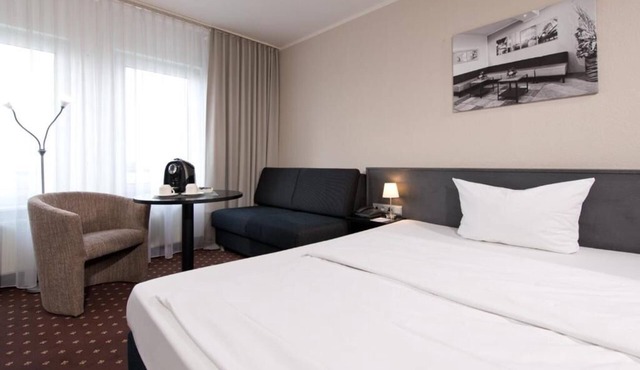 Experience Tranquility in an Inviting Room | Free Parking & Pets Allowed in Karlsruhe