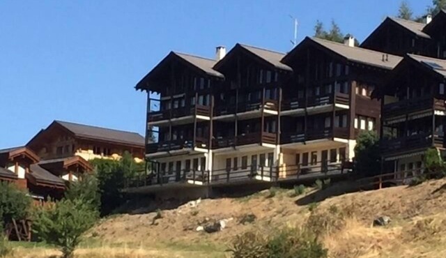 Exterior : Apartment on the lower ground floor of a building, for 4 people close to the hotel/restau