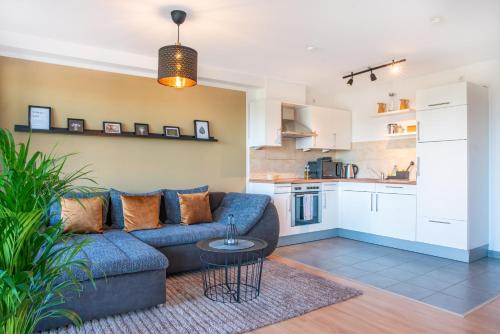 FAIRflats: Küche, Balkon, Arbeitsplatz, Aufzug in Huefingen