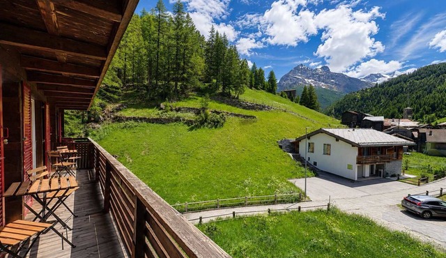 Family-Friendly Apartment with Mountain Views