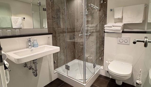 Gemütliches und modernes Doppelzimmer, mit Sitzecke, Sat-TV und Badezimmer in Seebach