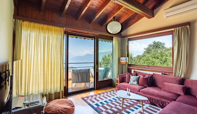 Groovy House: Vintage Charm, Lake Views, and Nature Retreat