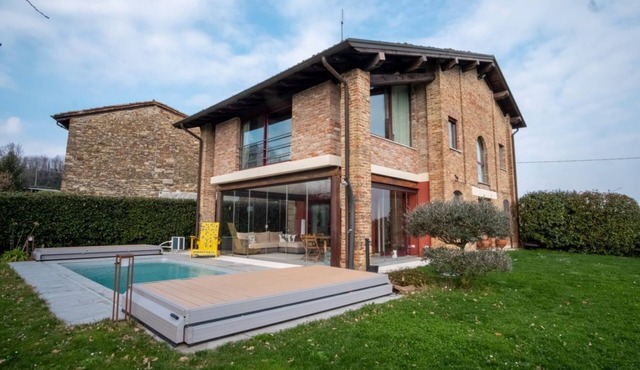 GuestHost - A modern and welcoming 165 square meters villa, perfect for six people. The property is a renovated barn and enjoys excellent views of the Piacenza hills and the city of Piacenza.Guests can enjoy a relaxing and peaceful stay, typical of this in Ponte dell'Olio