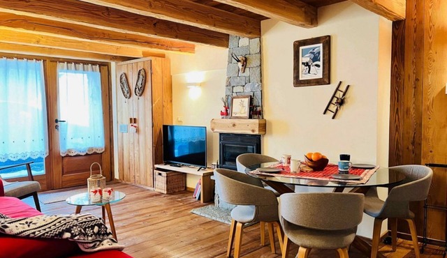 GuestHost - Charming 70 sqm apartment on two levels, comfortably accommodating four people.The property is located in La Salle, in the hamlet of Cottin, surrounded by Alpine nature at the foot of Mont Blanc, an ideal location for skiers and outdoor sport in La Salle