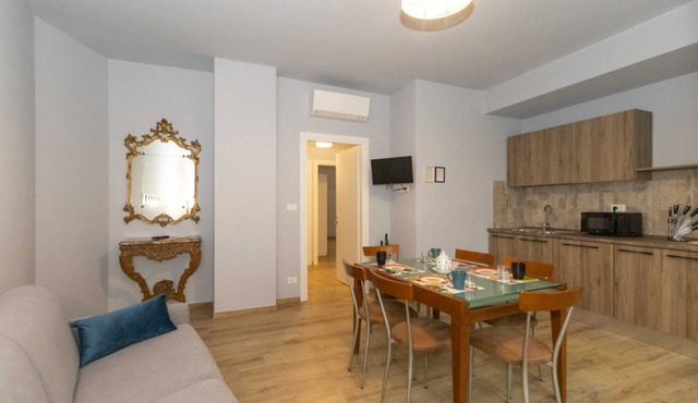GuestHost - Comfortable apartment of 80 sqm, able to accommodate up to 4 people, located on the ground floor of a building in the Lingotto district. The area is full of all services and well connected thanks to local public transport, a few minutes walk in Torino