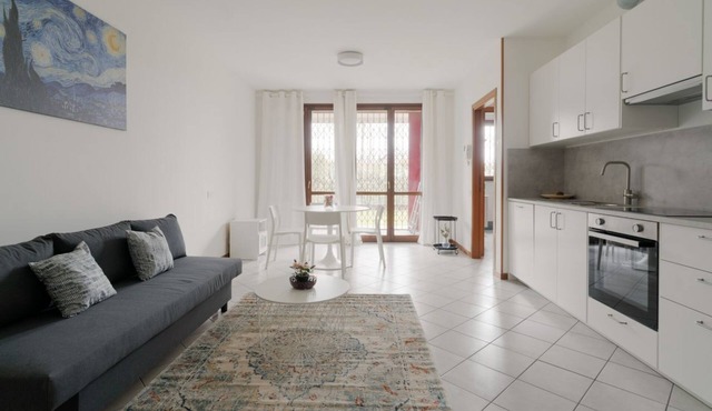 GuestHost - Cosy 60sqm flat with a private garden of 8sqm that can accommodate up to 4 people, located on the ground floor of a building with lift.The flat is only 500m from the Parco Nord, the largest green area in Milan!At 500m there is also the ‘Bru in Milano