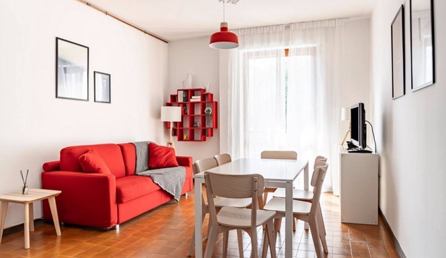 GuestHost - Cozy 80 sqm apartment located on the first floor of a building with a lift, ideal for hosting up to 6 people.Located in Garda, the accommodation boasts a strategic position: the beach is just a 2-minute walk away, while the city center can be