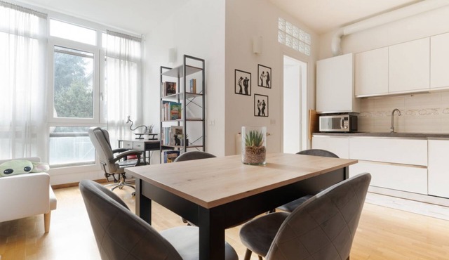 GuestHost - Modern 64 sqm apartment located on the ground floor of a building (a few steps to access).The accommodation is located in the Corvetto area, a residential neighbourhood undergoing major regeneration, well served and with excellent key transpo