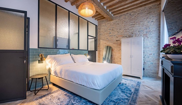 GuestHost - Refined and elegant 55 sq m apartment, accommodating up to 4 people, located on the second floor of a 4-story building with an elevator (with steps).The property is located in Parma's Oltretorrente neighborhood, in a quiet residential area wi in Parma