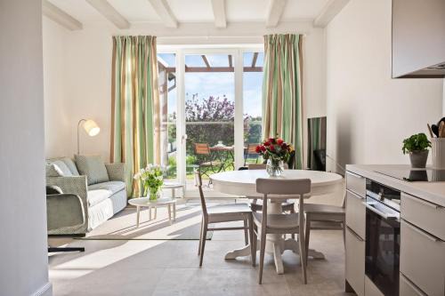 GUT KLETKAMP "Mühlenhof 2" - Ruhige Ferienwohnung mit 2 Schlafzimmern I Terrasse mit See- & Naturblick I Gemeinschaftsgarten I 15 Min zur Ostsee I Küche I Parkplatz I Waschmaschine I WLAN in Kletkamp