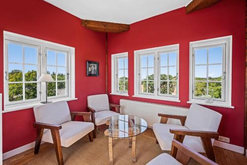 GUT KLETKAMP "Storchennest" - Ferienwohnung im Schlossturm mit 3 Schlafzimmern I Panorama-Turmzimmer mit Naturblick I Gemeinschaftsgarten I 15 Min zur Ostsee I Küche I Parkplatz I WLAN in Kletkamp