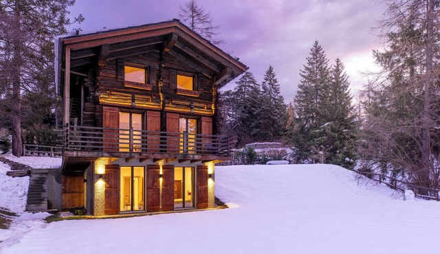 Historic Mazot Retreat by Mrs Miggins – Entire Chalet -Historic Mazot Retreat by Mrs Miggins offers