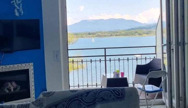 Holiday apartment with air conditioning and balcony with lake view