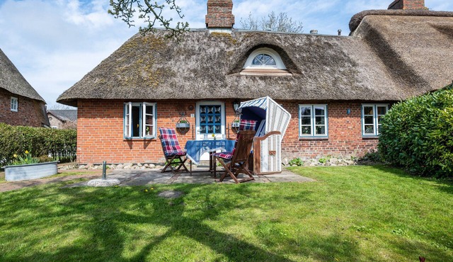 Holiday Home 'Voß' with Private Terrace, Private Garden and Wi-Fi in Süderwaygaard/ Dagebüll