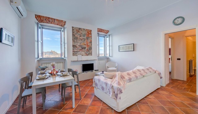 Incanto Sul Lago: Arona Lakefront Apartment with A/C, Arona, Italy