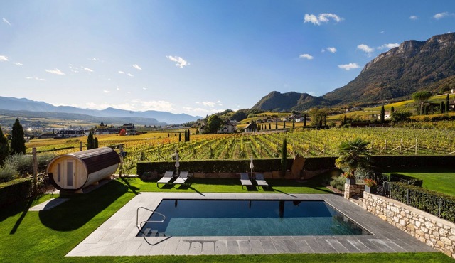 Apartment Weingut Gasshof Heindl with Mountain View, Pool and Sauna in Appiano sulla strada del vino