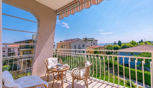 La Maison Fleurie Appt Giglio Walk to Beach for 6 A/C, Desenzano Del Garda, Italy