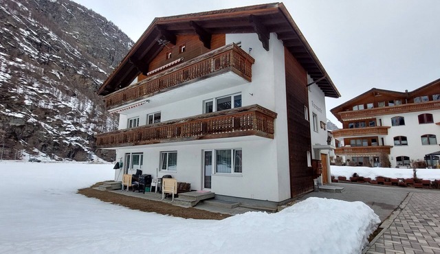 Large apartment with panoramic view and free parking, 5 min from train station