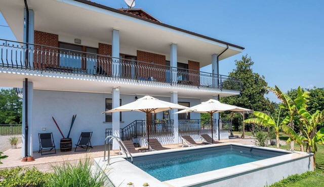 Lovely apartment for 6 guests with A/C, pool, WIFI, terrace and pets allowed