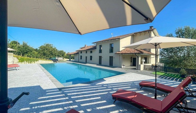 Lovely apartment for 8 guests with WIFI, A/C, private pool, balcony and panoramic view in Vinchio