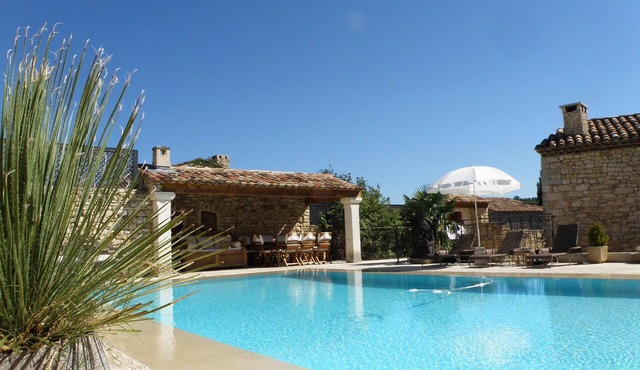 Luberon: prestigious villa with infinity swimming pool and large garden in Rustrel