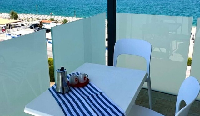 M413 - Marcelli, four-room beachfront apartment with view and private beach in Marcelli di Numana