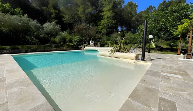 Magnificent, Fully Equipped Villa with Private Pool, 10 Minutes from Aix-en-Provence in Ventabren