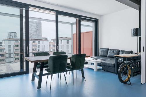 Modern Zurich Apt with Balcony View & Workspace
