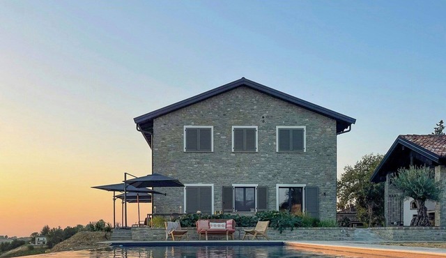 New villa with infinity pool near Acqui Terme