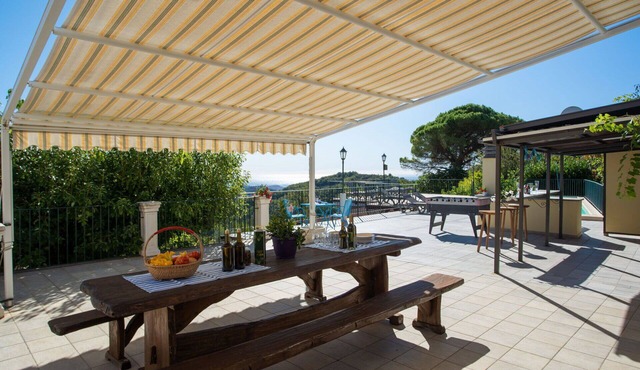 Nice apartment for 30 people with hot tub, WIFI, pool, A/C, TV and patio in Prelà Castello