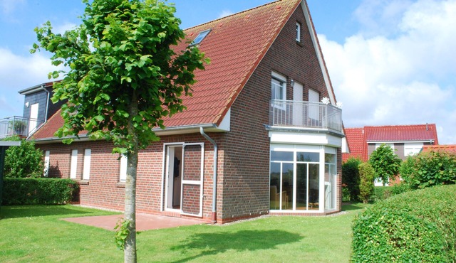 Nice, modern apartment in a quiet location right on the water, WLAN in Krummhörn-Upleward