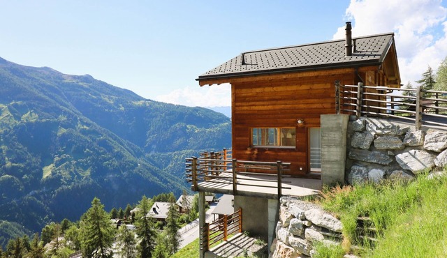 Outside: Detached chalet on 3 floors with magnificent views, for 4 people - approx. 80m2Inside: Brig