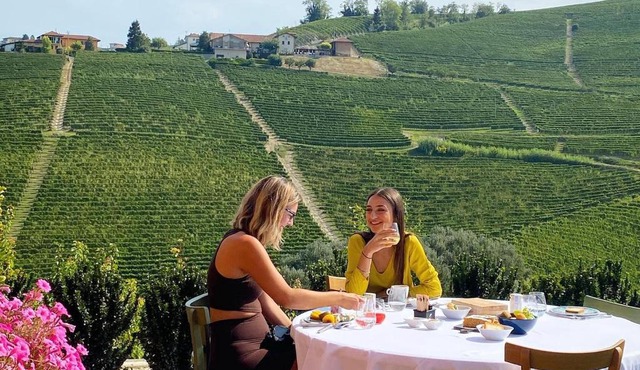 Panoramic Villa Garassino - country rooms and fine restaurant in Treiso