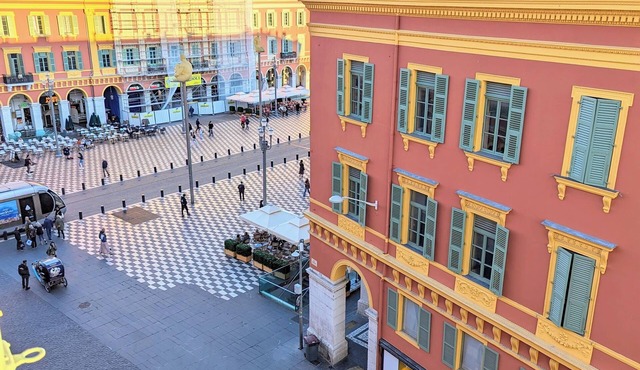 Pedestrian area, large studio mezzanine, 50m to the sea in Nice