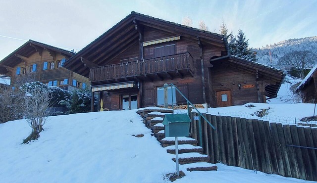 Quiet chalet with views of the lake and mountains