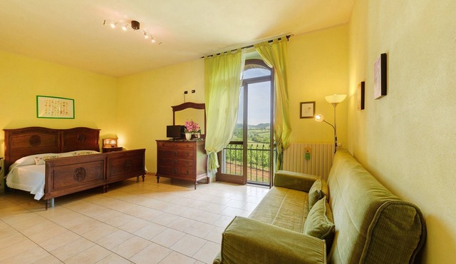 Room 'Agriturismo Cascina Favorita - Q2' with Shared Garden and Wi-Fi in Castelletto Merli