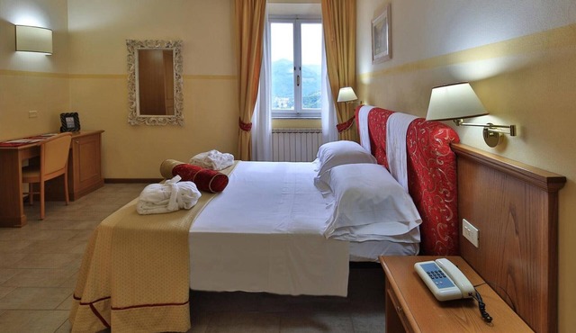 Room 'Camera Standard Doppia' with Shared Garden, Wi-Fi and Air Conditioning in Bagni di Lucca