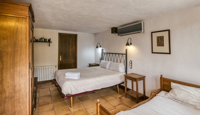 Room 'Gregal' with Shared Pool, Wi-Fi and Air Conditioning in Girona