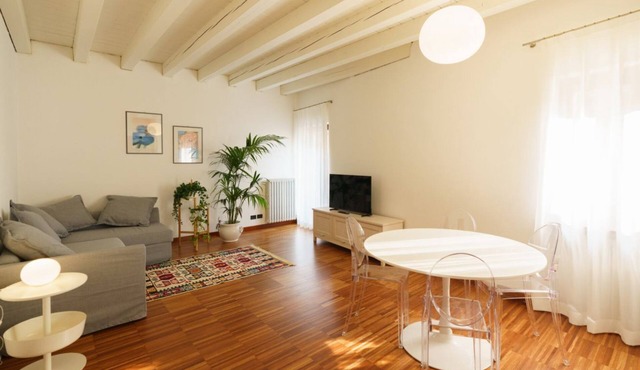 Spacious and bright penthouse with 3 small balconies
