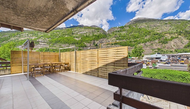 Spacious Family Apartment with Mountain Views