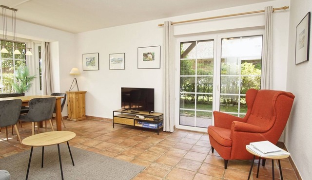 Spacious vacation apartment with terrace and garden in the quiet Landhaus Wildrose - in Zirkow