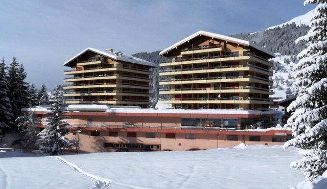 Studio * - 6th floor - close to the centre, shops and bus stop - sunny balcony with very nice view